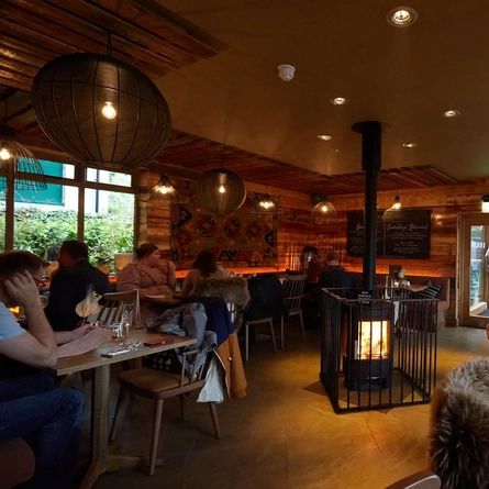 Launch_6178_P&V_Crafted_Four-Oaks_Sutton-Coldfield_People_Lifestyle_Dining_Area_2023_001