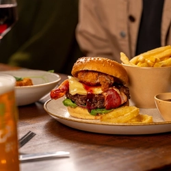 Christmas_GK_UC_Product_Mood_Festive-Burger_2024_002.JPG